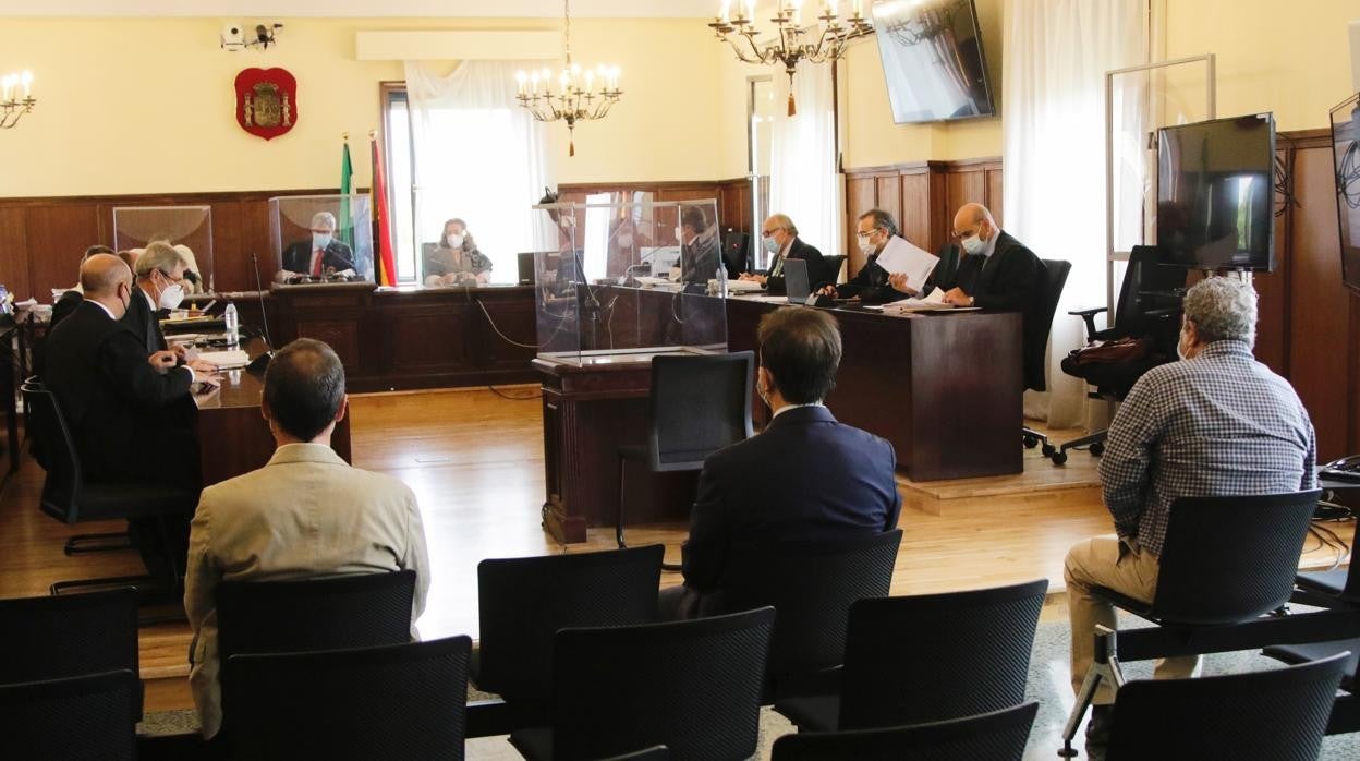 Tres de los acusados durante el primer día del juicio de la pieza de Invercaria sobre los préstamos y contrataciones