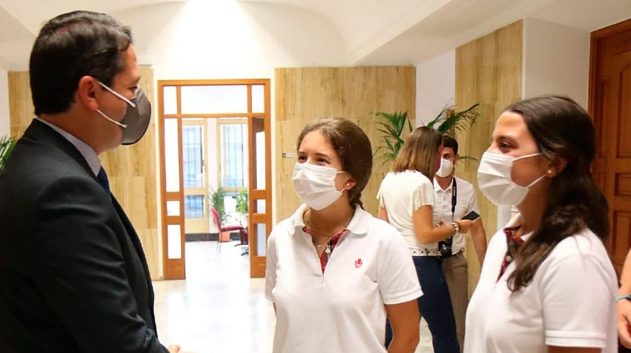 Las alumnas premiadas recibidas por el alcalde, José María Bellido, en el Ayuntamiento de la ciudad. WEB ENCINAR