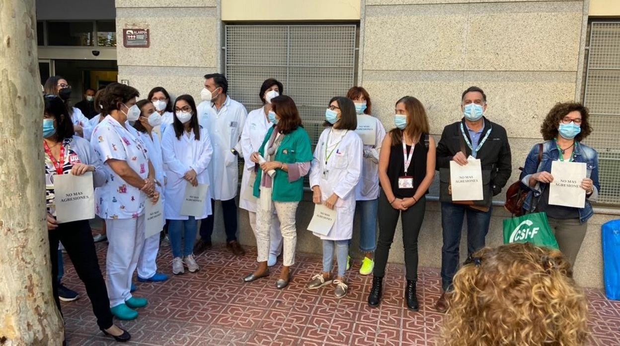 Concentración de trabajadores en el centro de salud de Santa Rosa