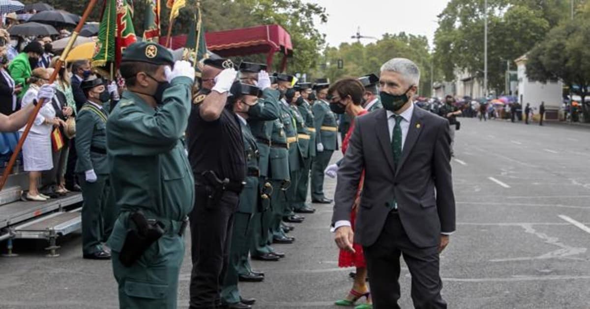 El ministro Grande-Marlaska saluda a los agentes en el desfile central de la Guardia Civil en Córdoba por su patrona