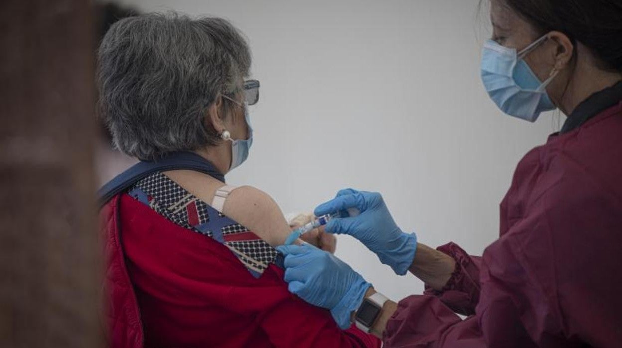 Una mujer se vacuna contra la gripe en el Colegio de Médicos de Sevilla