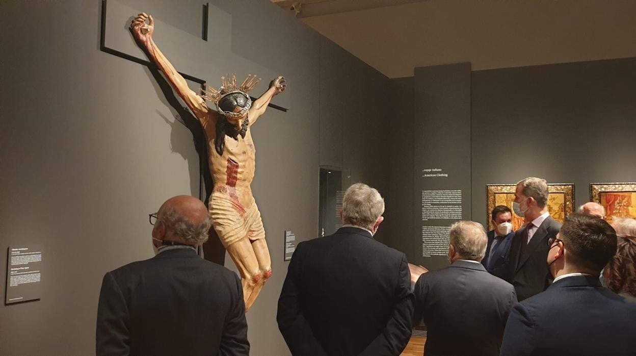 El Rey Don Felipe, ante el Cristo de Zacatecas en la inauguración de la exposición en el Museo del Prado