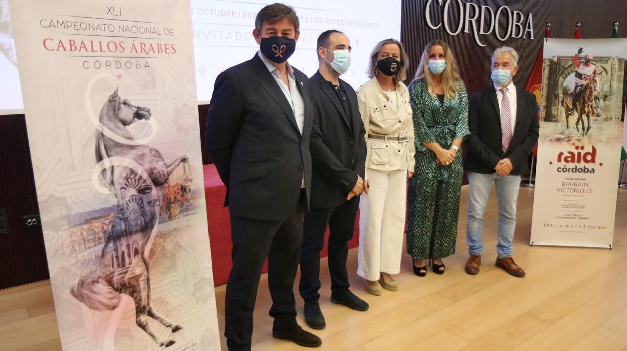 El consejero delegado del Córdoba, Javier González Calvo, a la izquierda, durante la presentación