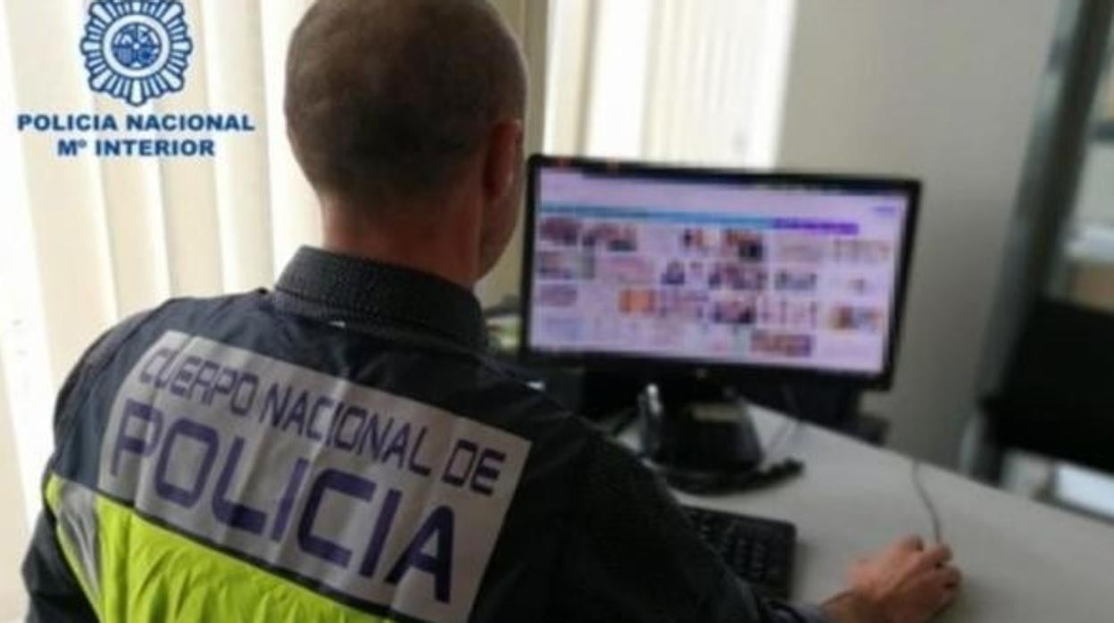 Un agente revisando material intervenido de pornografía infantil