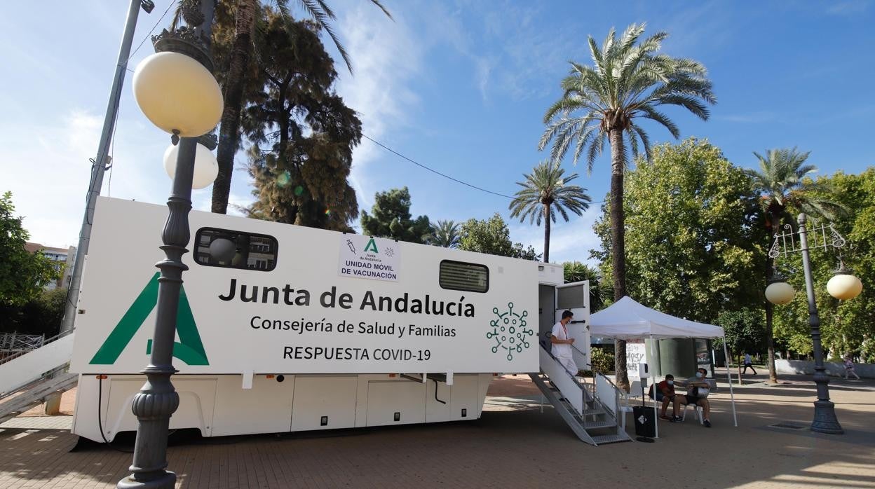 El camión itinerante de vacunación, este martes junto al Mercado Victoria