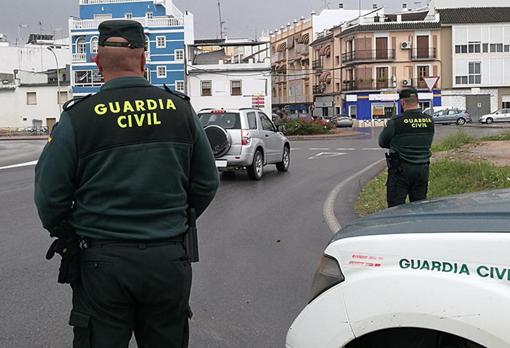 Agentes de la Guardia Civil en Puente Genil