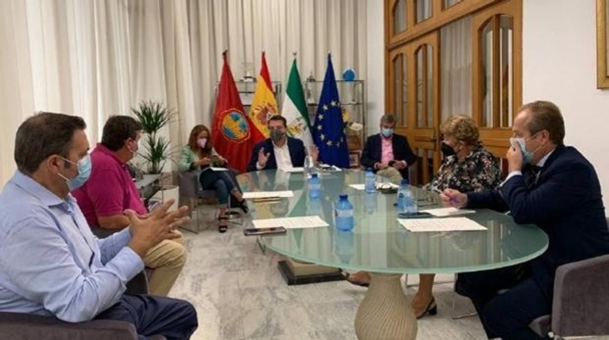 Reunión celebrada en el Ayuntamiento con miembros de la Agrupación, en septiembre