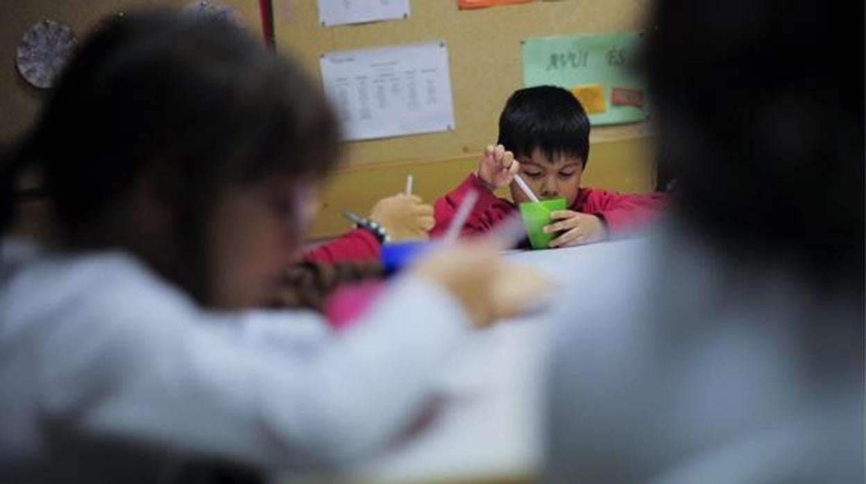 Niños en clase en una imagen de archivo