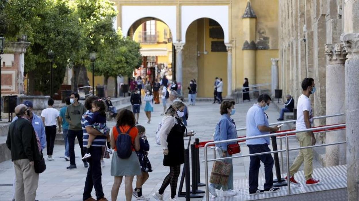 Turistas en la Mezquita-Catedral de Córdoba duranete el puente de octubre del año pasado