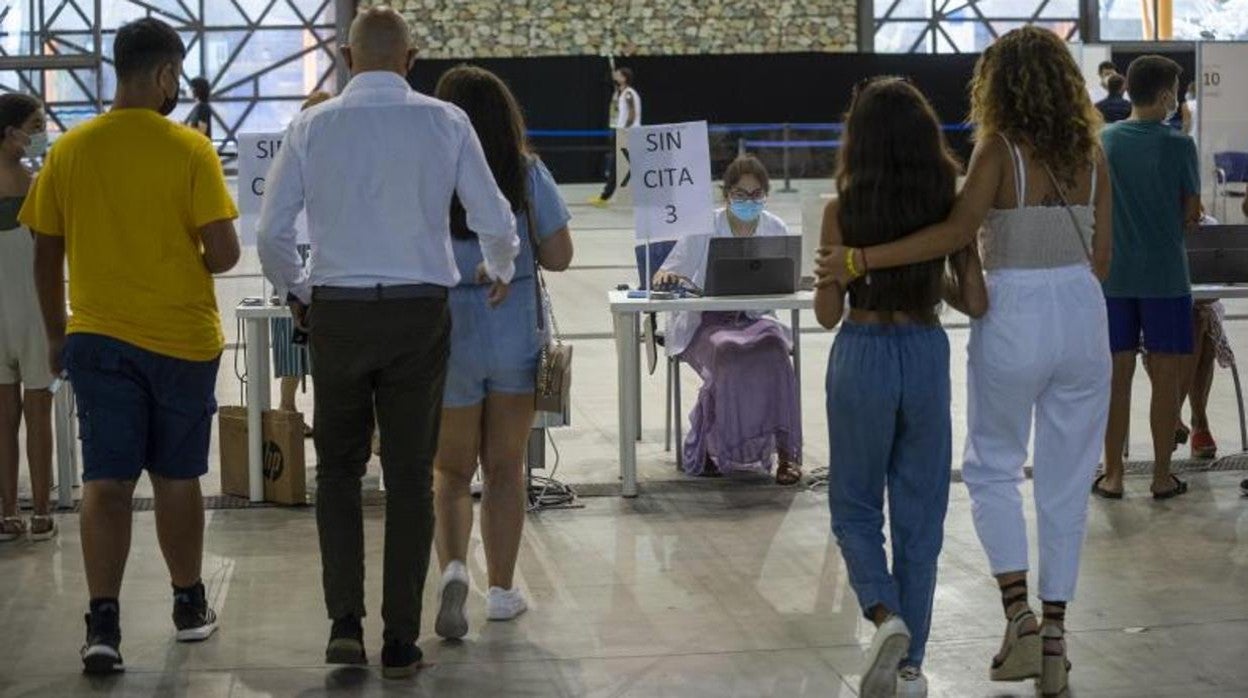 Jóvenes reciben la vacuna contra el Covid-19 en Málaga capital