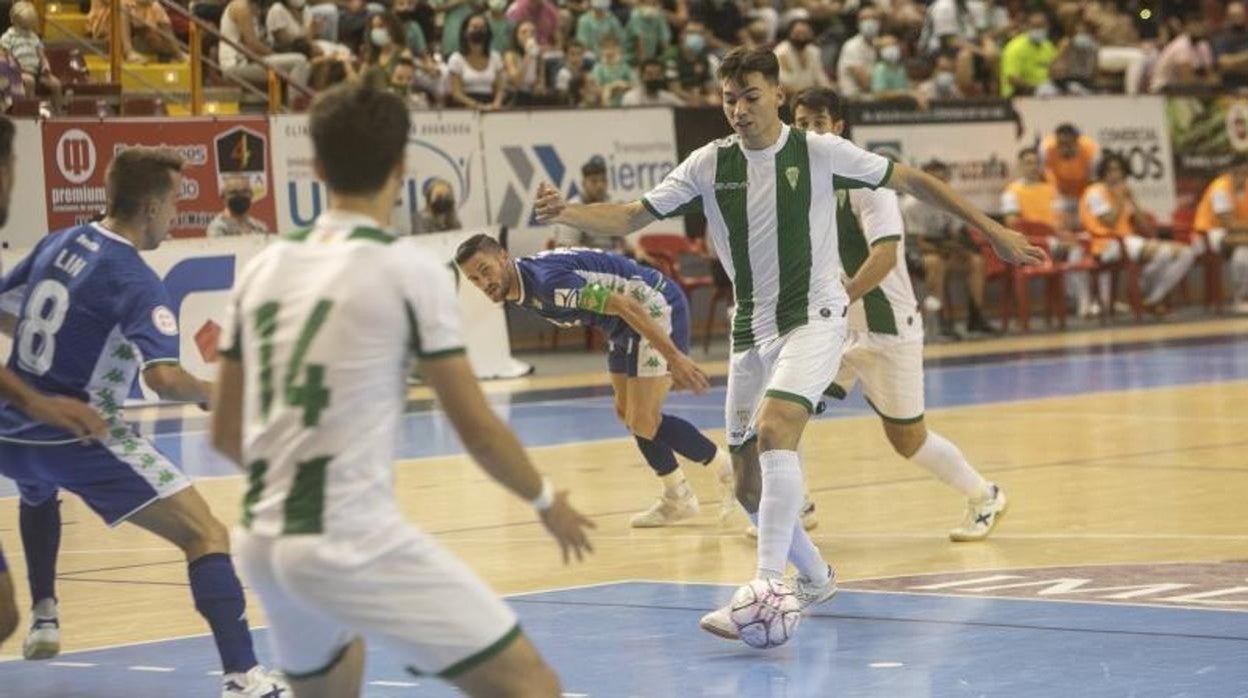 Ricardo Mayor conduce el balón en el partido ante el Betis