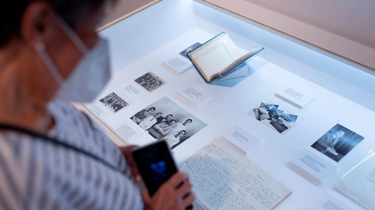 La exposición incluye cartas, manuscritos y fotografías