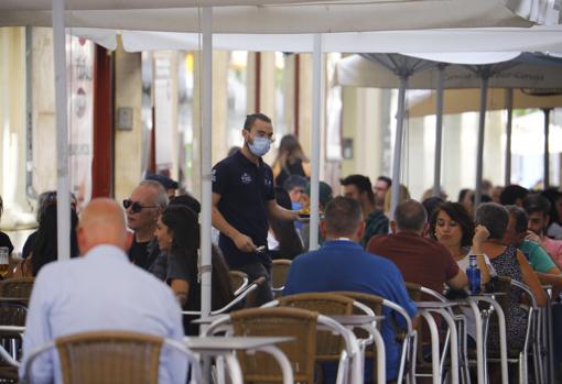 Veladores en la calle La Plata del Centro de Córdoba