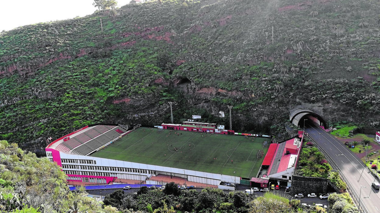 Icónica imagen del estadio Silvestre Carrillo del Mensajero en la isla de La Palma