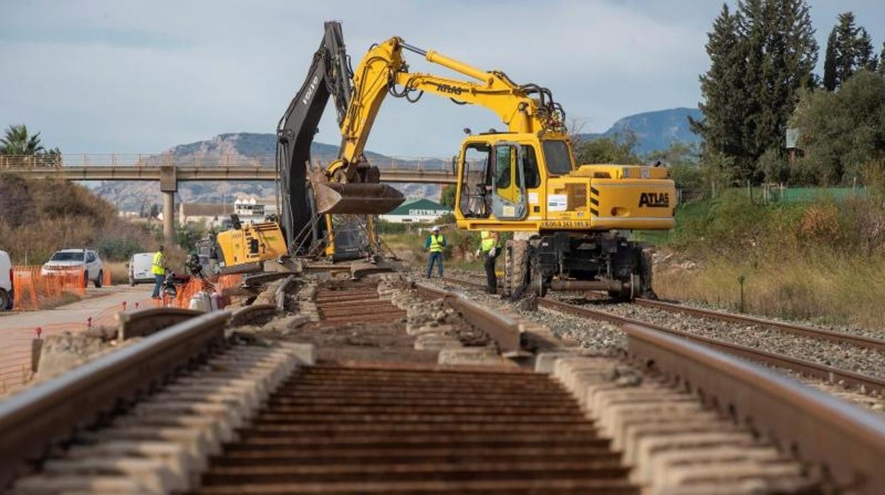 Varios trabajadores este lunes en Alcantarilla, comienzan las obras que Adif Alta Velocidad va a ejecutar para la conexión Murcia-Almería en alta velocidad, enmarcada a su vez en el desarrollo del Corredor Mediterráneo