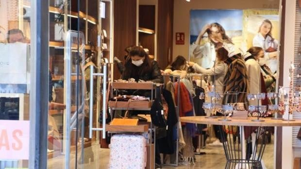 Bonos del comercio en Córdoba | El éxito de las ayudas en la provincia frente a la parálisis en la capital