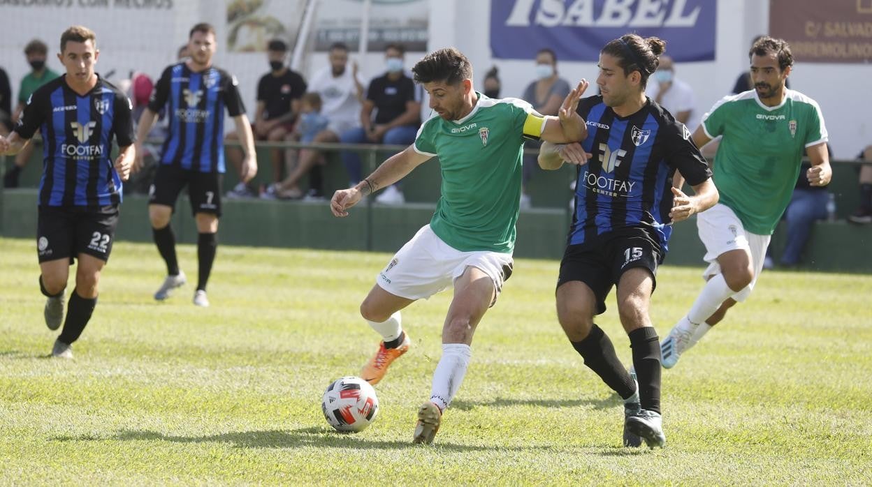 El centrocampista del Córdoba CF Javi Flores en el partido ante el Torremolinos de la pretemporada de 2020