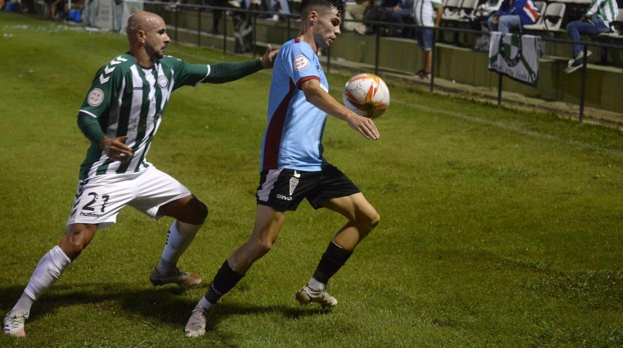 Luismi ante Vergara, en el Juventud Torremolinos - Córdoba CF