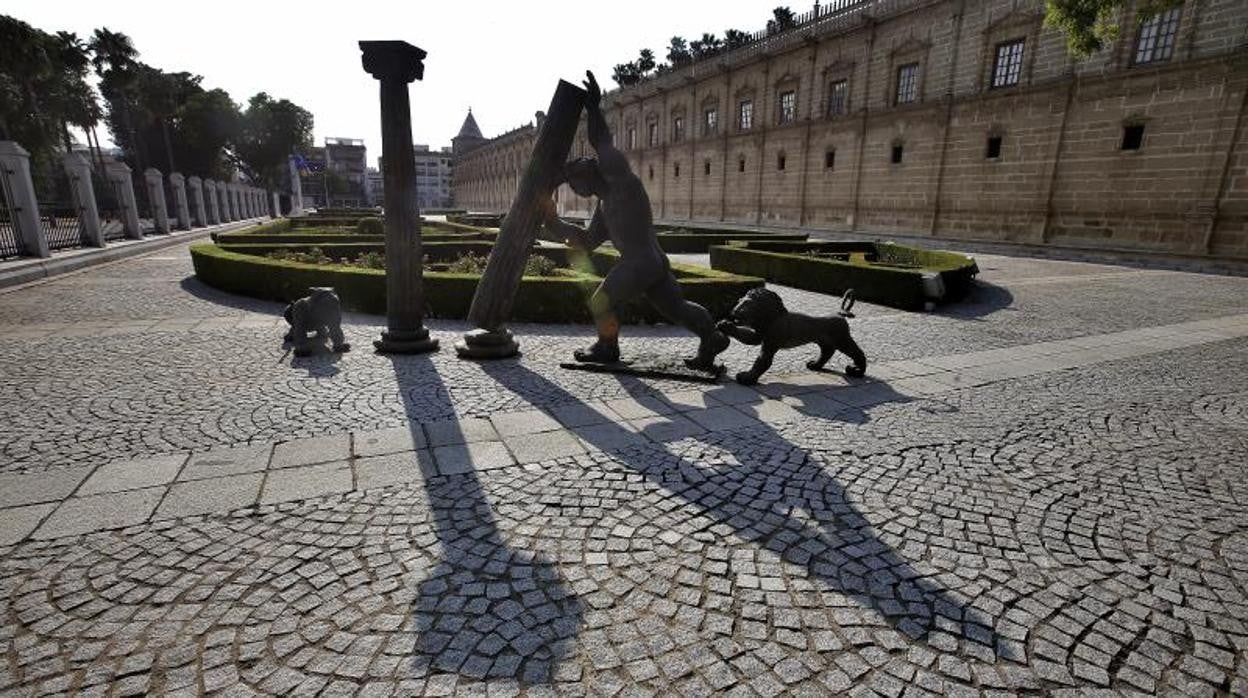 Monumento a Hércules y los leones en el Parlamento andaluz