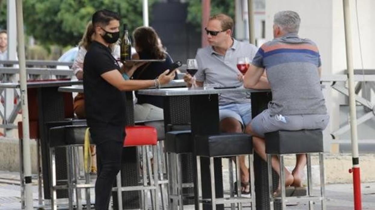 Clientes en la terraza de un bar de Sevilla