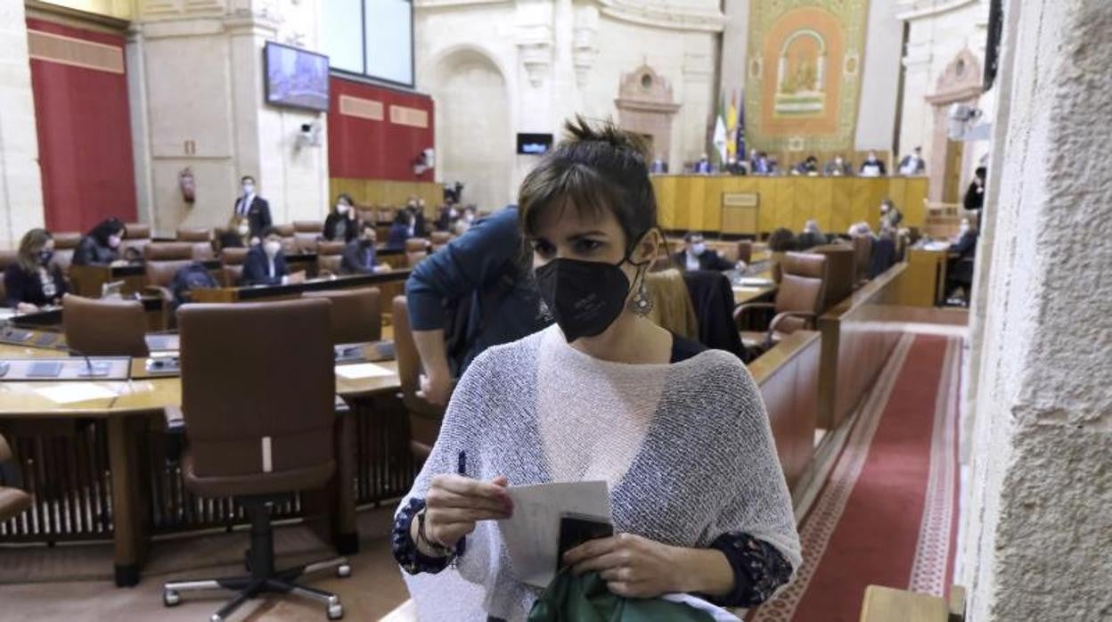 Teresa Rodríguez en los pasillos del Parlamento