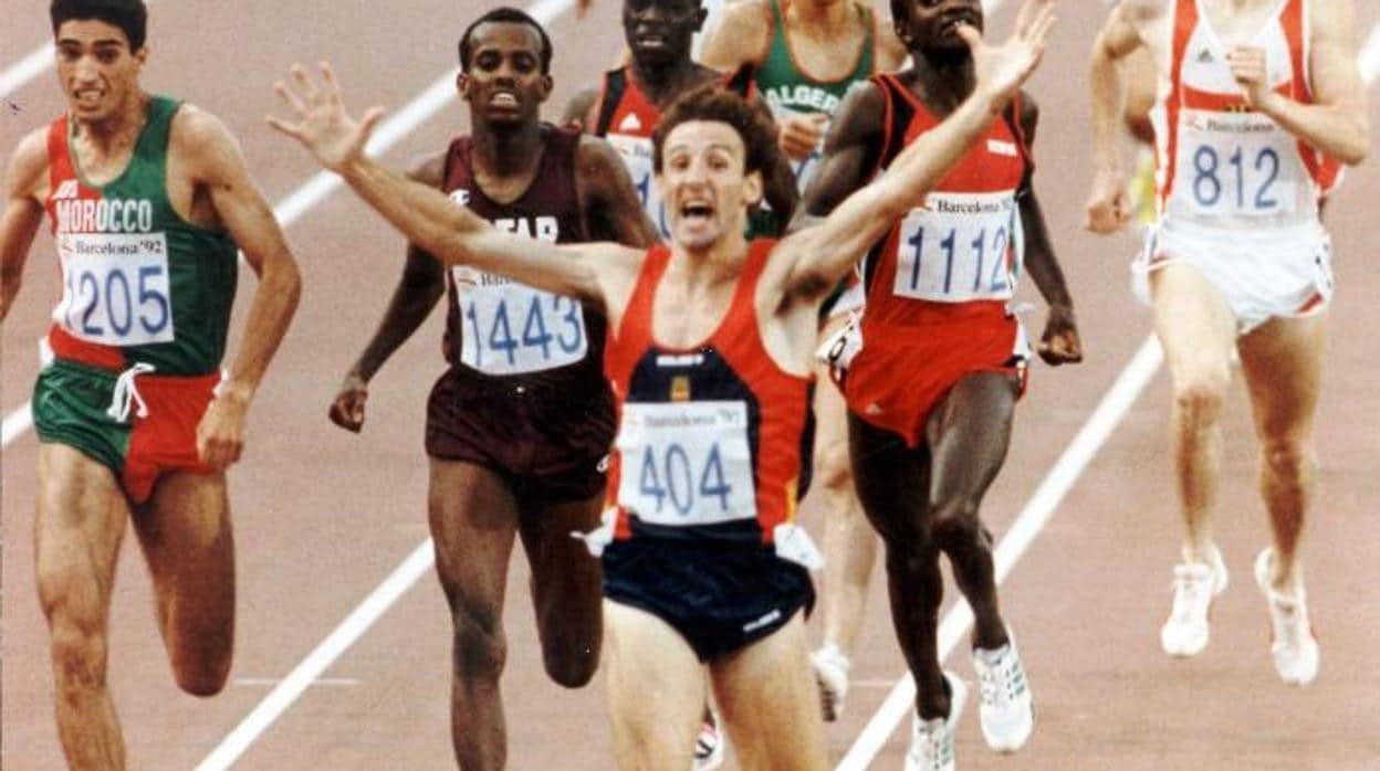 Fermín Cacho celebra su victoria tras llegar primero en la final de los 1.500 metros en las Olimpiadas de Barcelona 92