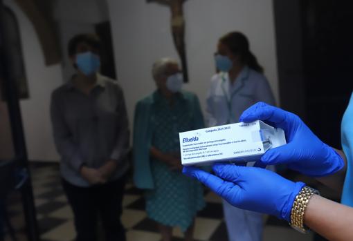 Personal sanitario muestra la vacuna contra la gripe de este año en la residencia de los Dolores