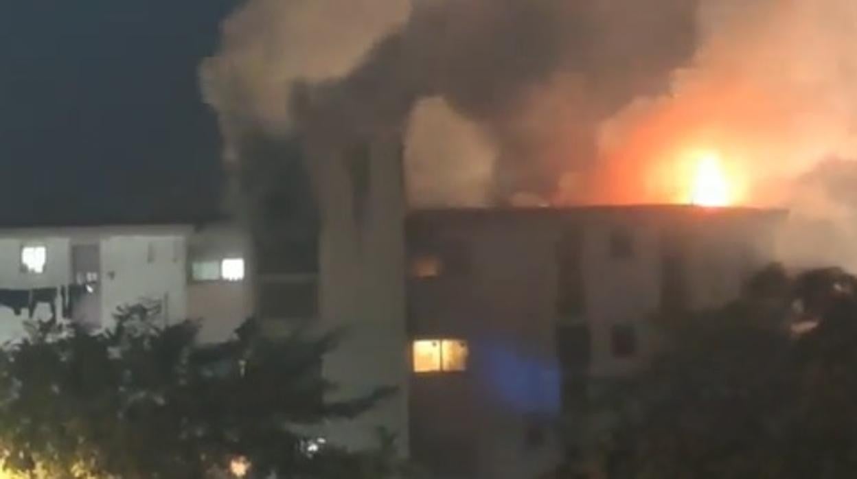 Imagen del incendio en la calle Torremolinos