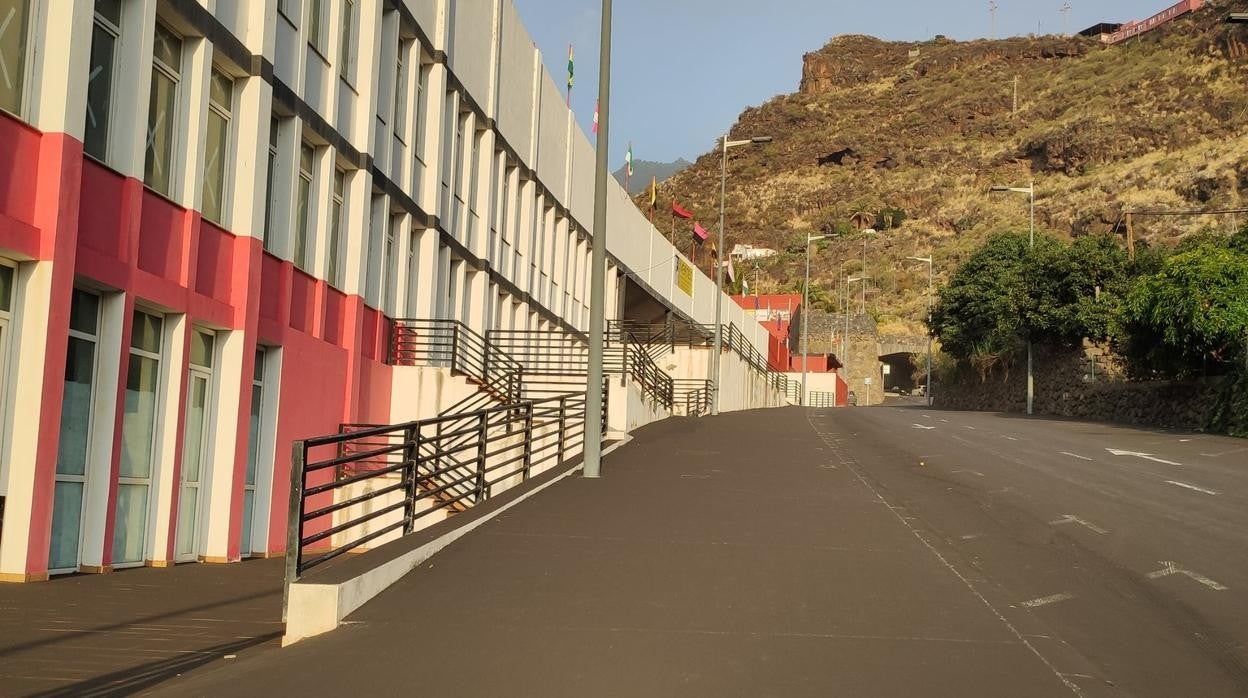 Exteriores del estadio del Mensajero llenos de ceniza