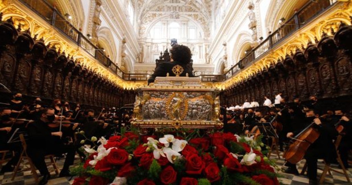 Urna de plata con restos de algunos de los mártires en el Coro de la Catedral de Córdoba