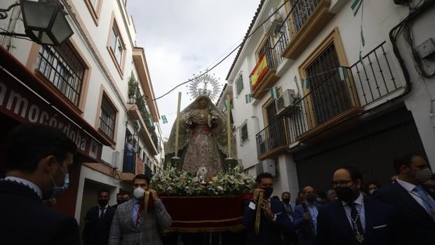 La Virgen de la Paz y Esperanza ilumina la mañana en las calles del Centro de Córdoba