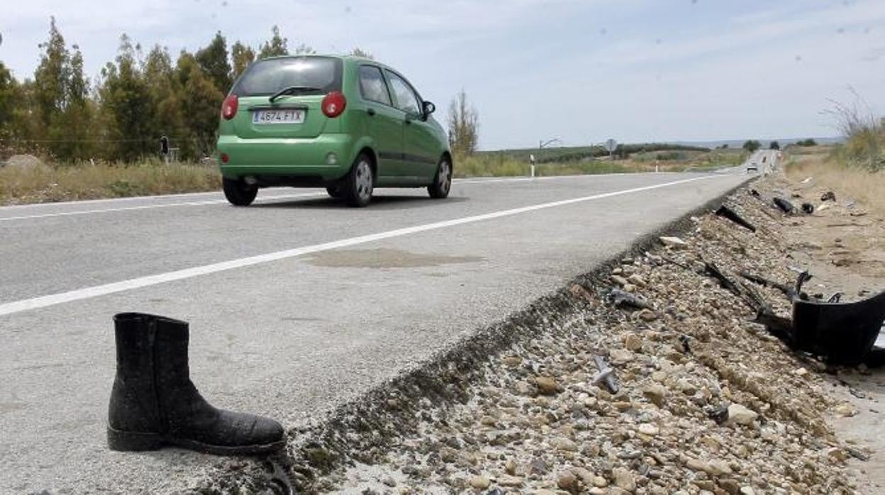 Restos de un accidente de tráfico en una carretera en el término municipal de Baena