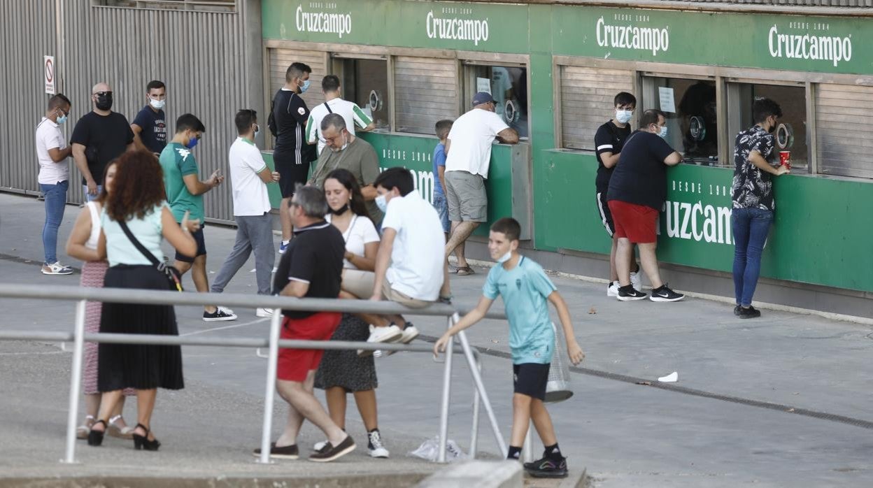 Aficionados del Córdoba compran sus entradas en las taquilla del Arcángel