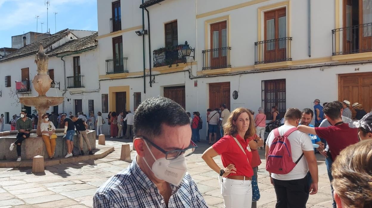 Colas en la plaza del Potro este lunes para ver las creaciones de Flora