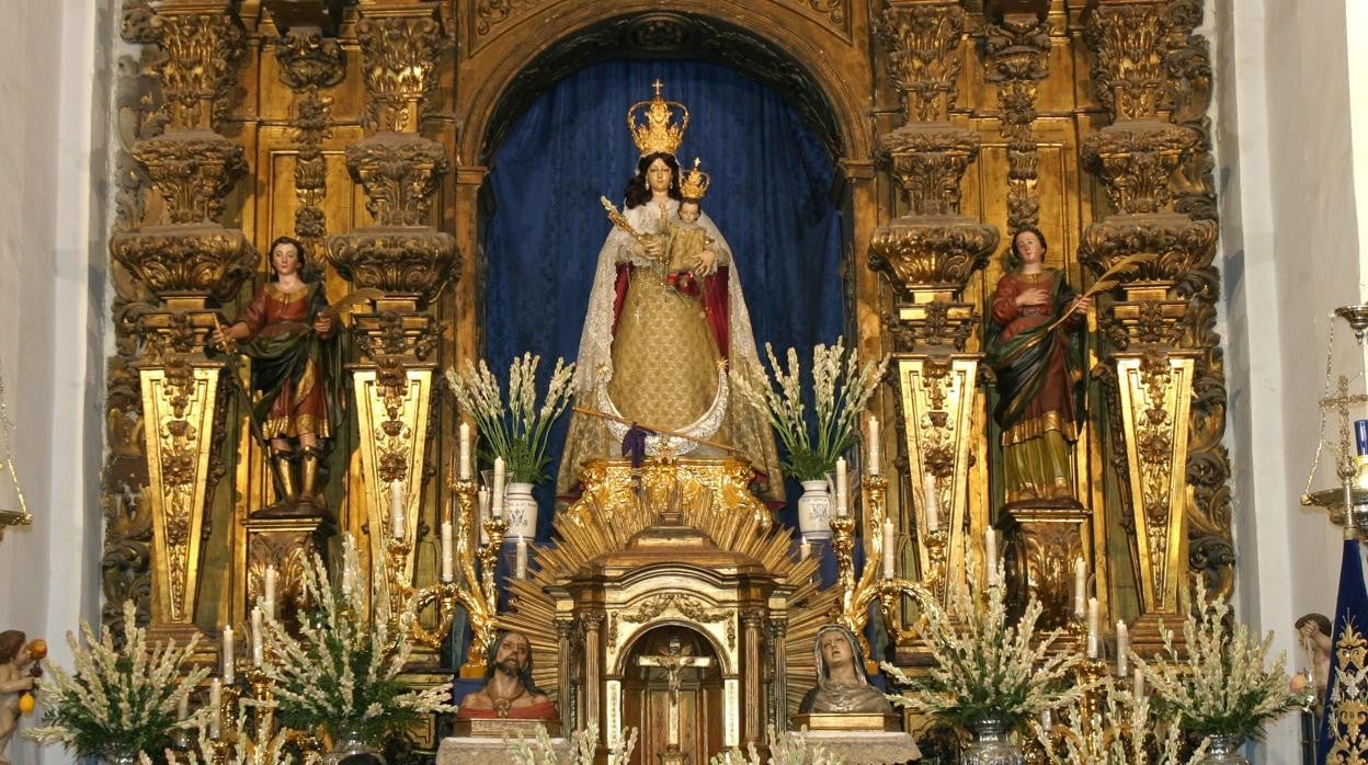 San Acisclo y Santa Victoria flanquean a la Virgen del Socorro en su ermita