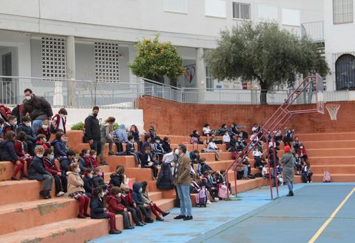 Actividad en un colegio de la Fundación de Enseñanza Santos Mártires