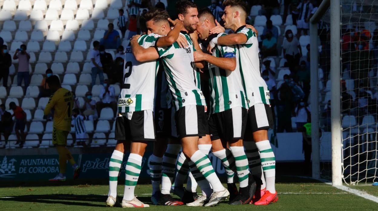 Los jugadores del Córdoba celebran un gol en la victoria ante el Don Benito