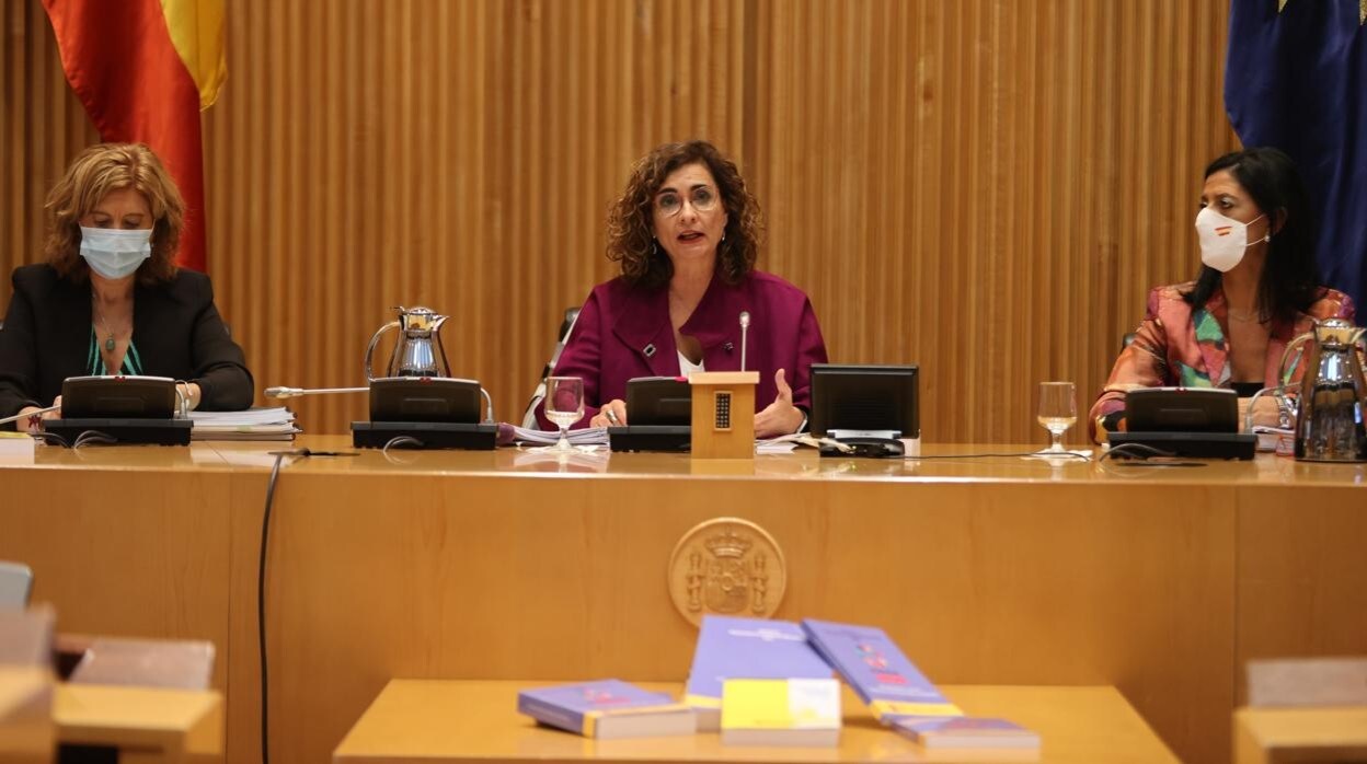 La ministra de Hacienda, María Jesús Montero, con los libros de los PGE 2022