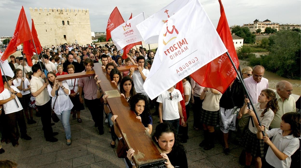 La Cruz de los Jóvenes, en el Puente Romano en junio de 2011