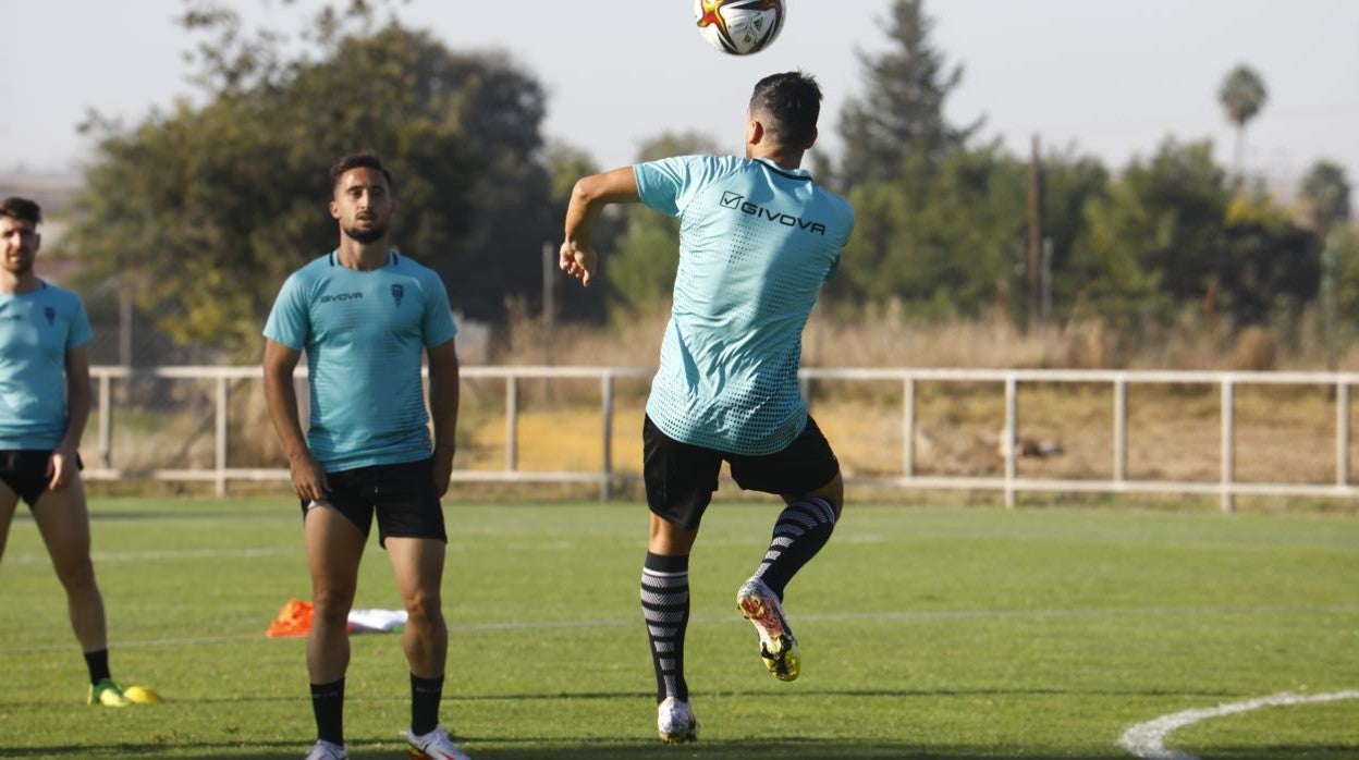 Omar Perdomo espera el balón de José Ruiz, este miércoles, en el entrenamiento del Córdoba CF