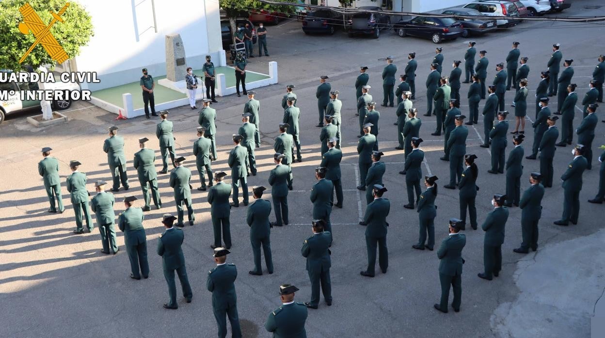 Los nuevos agentes ante la subdelegada y el teniente coronel en el patio central de la Comandancia de Córdoba