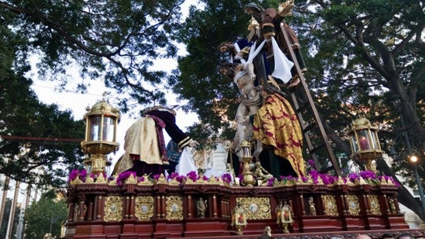 Hombres y mujeres para los varales: el Descendimiento pide ayuda para llevar el trono en la procesión magna