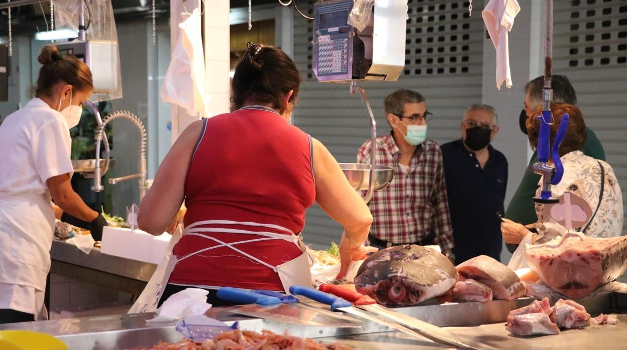 Un puesto de pescado en el mercado