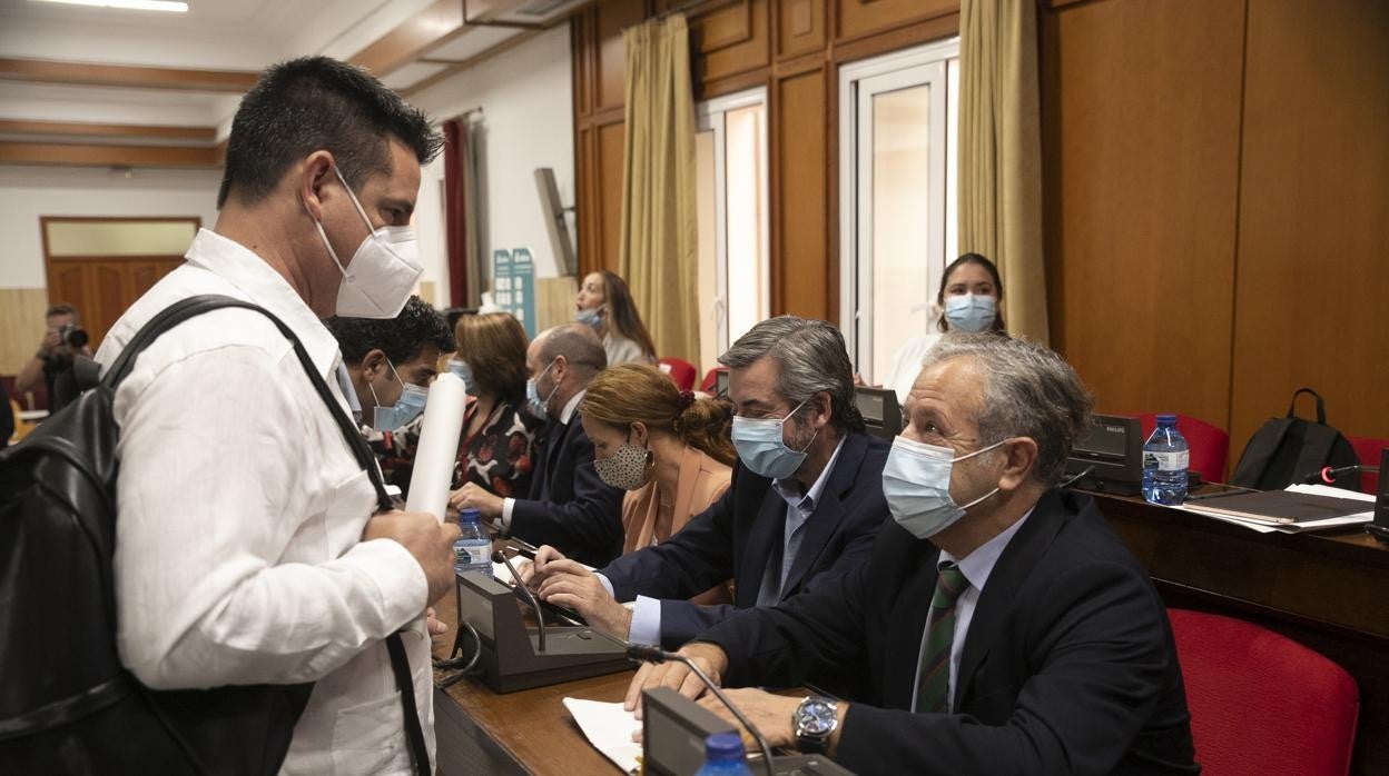 Pedro Garcçía y Salvador Fuentes, en un Pleno