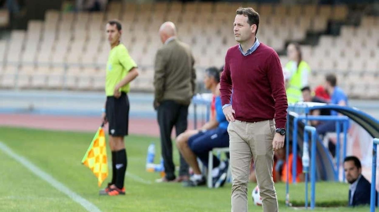 Juanmi Puentenueva, en la banda, durante un partido en Jerez