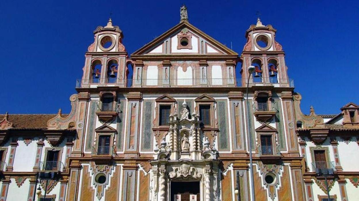 Fachada de la iglesia Nuestra Señora de la Merced, coronada por San Rafael en el centro