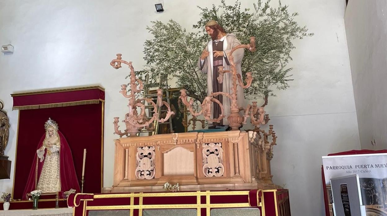 El paso, con la figura de Judas, listo para la procesión