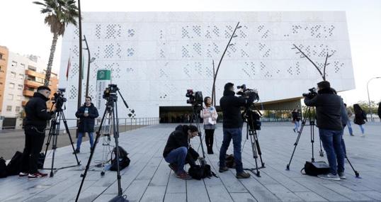 Medios de comunicación frente a la Ciudad de la Justicia de Córdoba