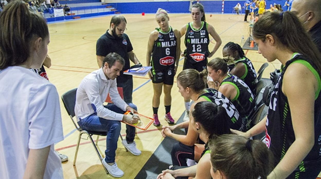 El equipo femenino de baloncesto del Milar Córdoba, durante un tiempo muerto