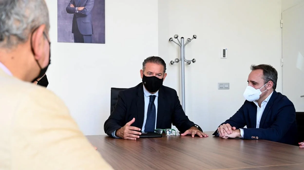 El alcalde de Linares, Raúl Caro-Accino, en la reunión que abordó la implantación de la consultora